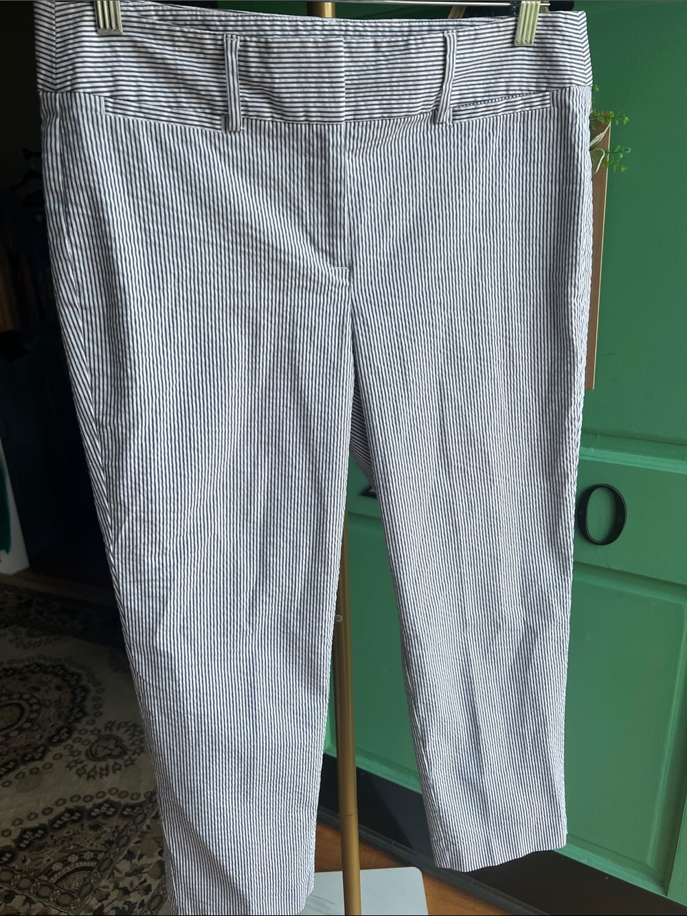 Ann Taylor women’s Navy and White Pinstripe cropped pant 💕size 8